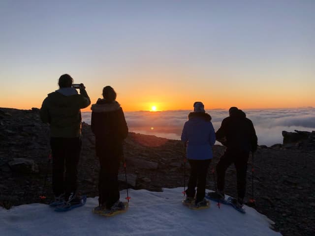 Ruta con raquetas de nieve al atardecer